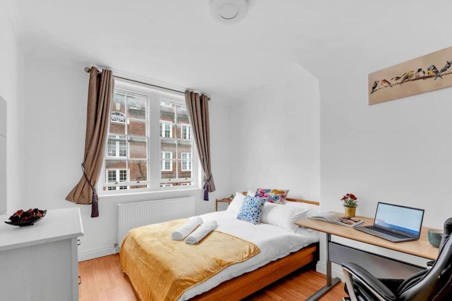 Pass The Keys  - Spacious Modern 2BR Flat for 6, 3min walk to Hammersmith Station