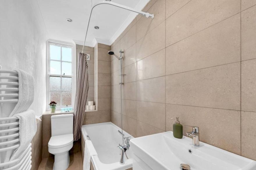 Pass The Keys  - Spacious Modern 2BR Flat for 6, 3min walk to Hammersmith Station
