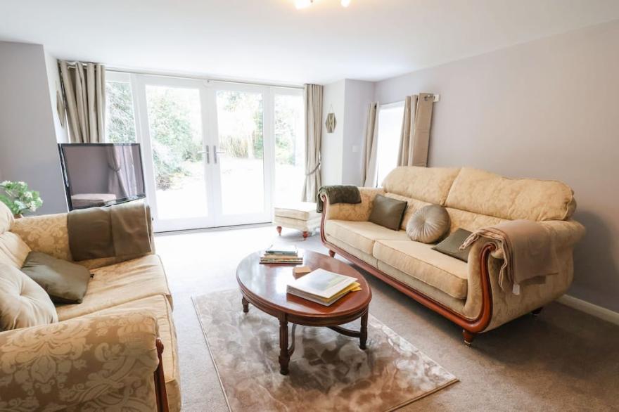 NANT COED BARN, family friendly, with hot tub in Abergele