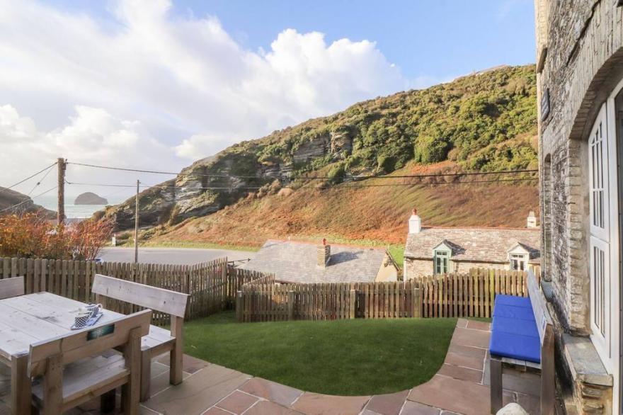 CLIFFSIDE, family friendly, character holiday cottage in Tintagel