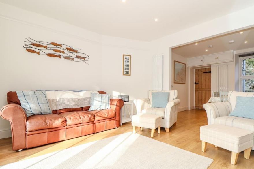 CLIFFSIDE, family friendly, character holiday cottage in Tintagel