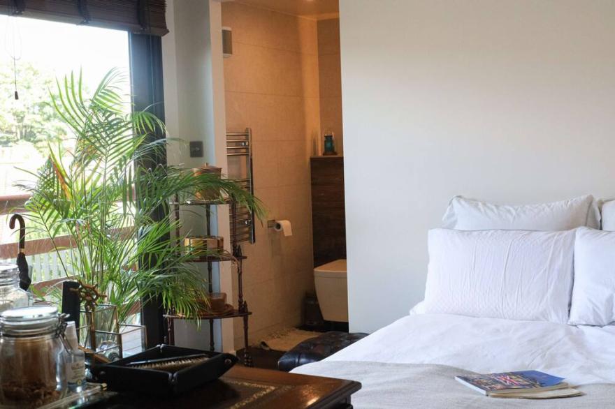 Luxurious Cabin - wet room, desk & mini library 5 minutes from beach