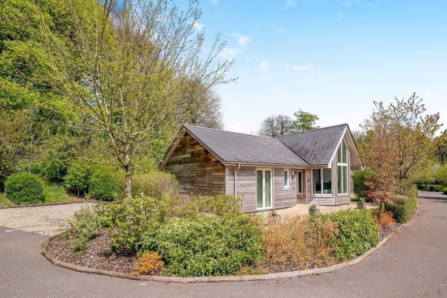 2 bedroom accommodation in Cricket St Thomas, near Chard