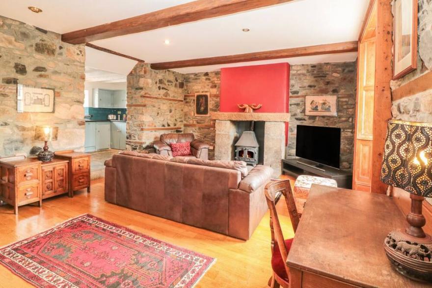BRACKENMOOR, pet friendly, luxury holiday cottage in Sticklepath