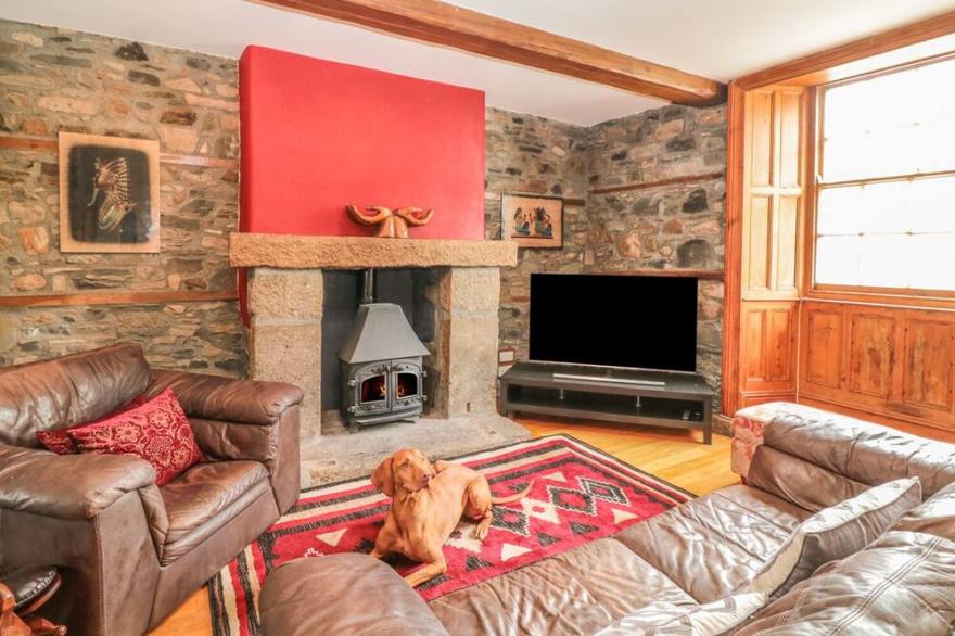 BRACKENMOOR, pet friendly, luxury holiday cottage in Sticklepath