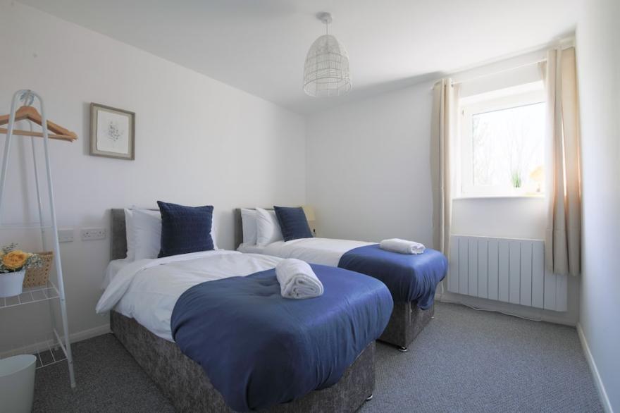 2 Bed Apt Overlooking Water with Private Parking & 2 Bathrooms