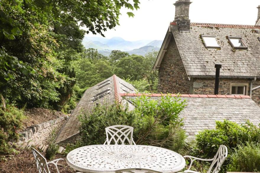 NORTON, family friendly, with open fire in Applethwaite