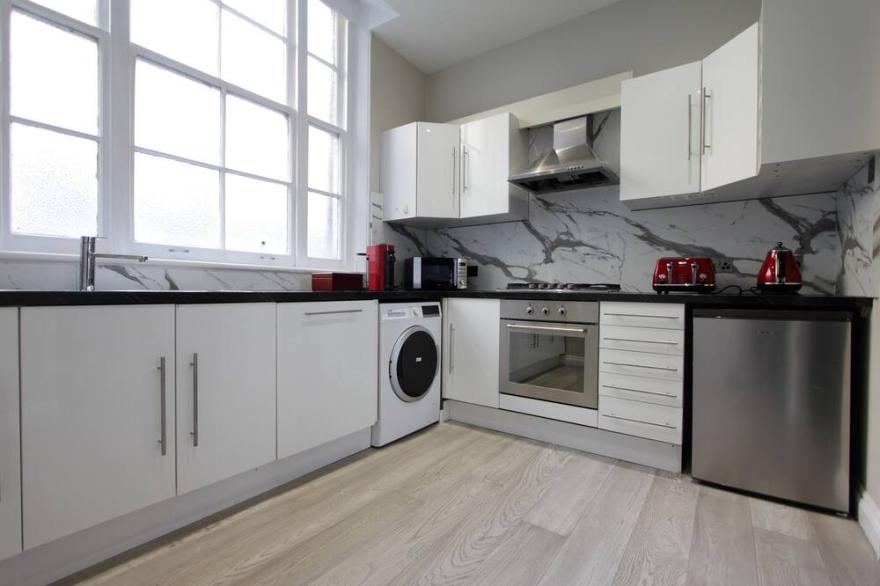 Luxury one bedroom Central London apartment minutes from Farringdon Station!