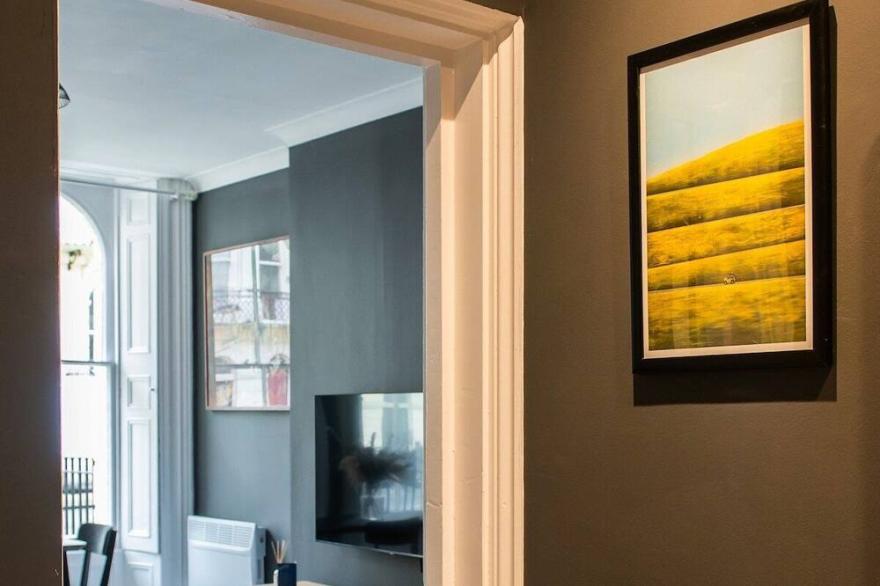 Modern 2-bedroom 30 seconds to seafront