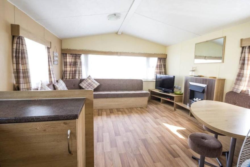 Superb 8 berth caravan near Walton-on-the-Naze in Essex ref 17175