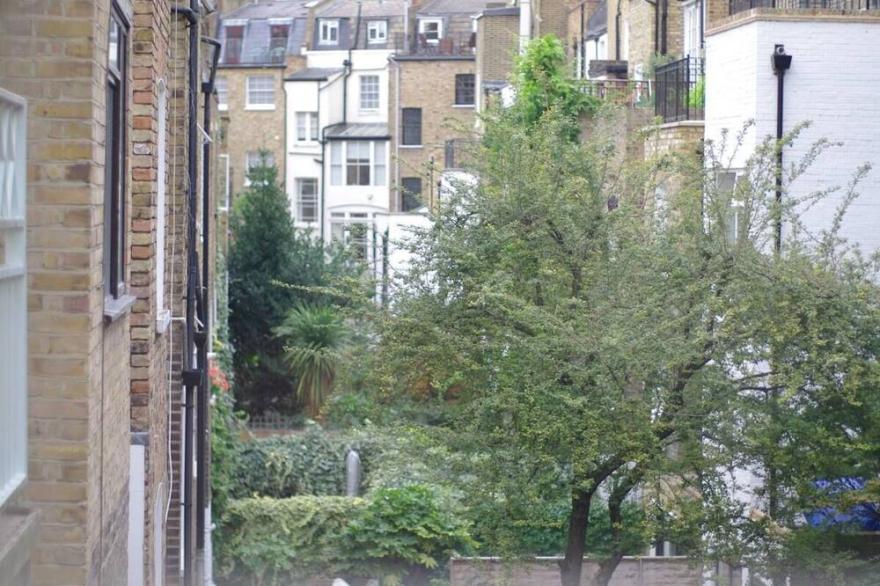 Traditional English Charm and a Super King Bed in Pimlico