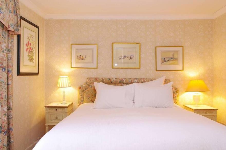 Traditional English Charm and a Super King Bed in Pimlico