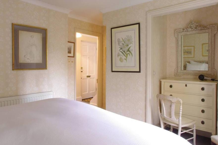 Traditional English Charm and a Super King Bed in Pimlico