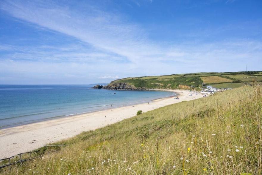 Overlooking Praa Sands and ocean, walk to the beach | 4 bedrooms | 4 Bathrooms