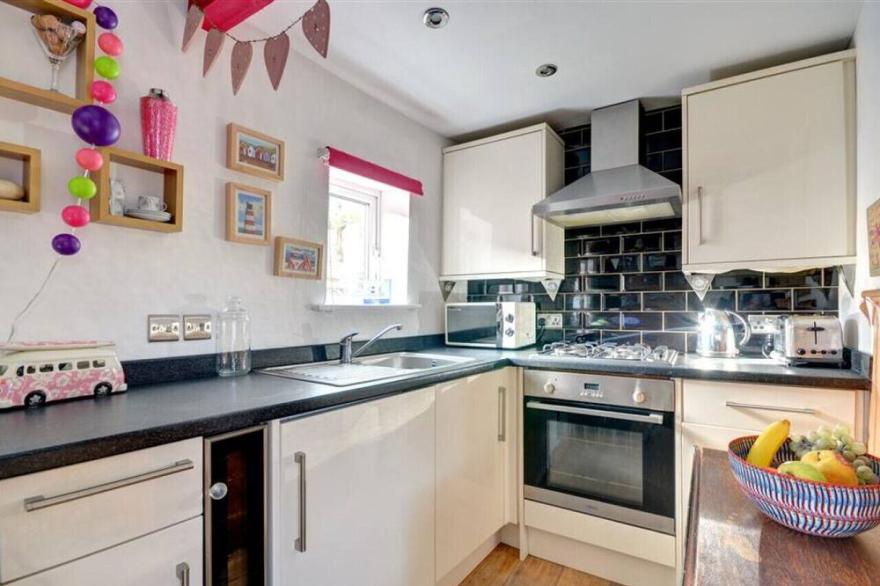 Candyfloss Cottage - Two Bedroom House, Sleeps 4