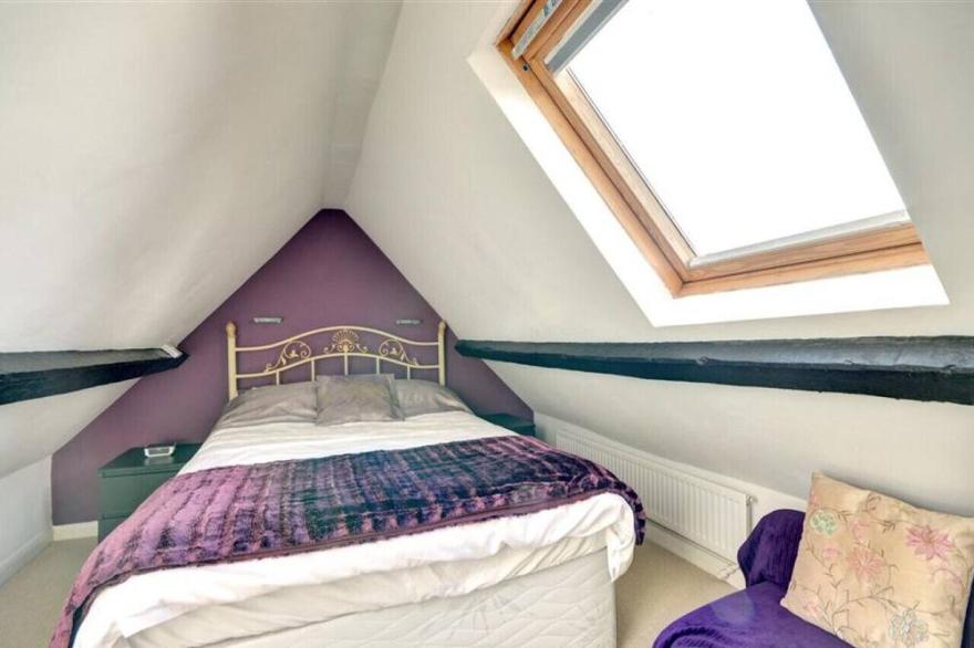 Candyfloss Cottage - Two Bedroom House, Sleeps 4