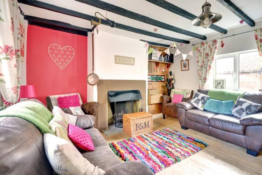 Candyfloss Cottage - Two Bedroom House, Sleeps 4