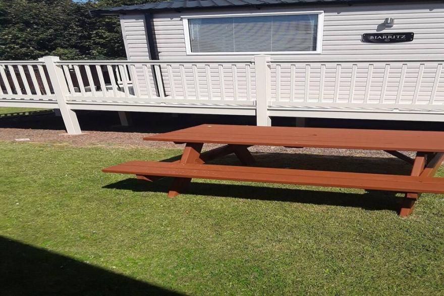 Delux Caravan sleeps 6 on an extremely popular site