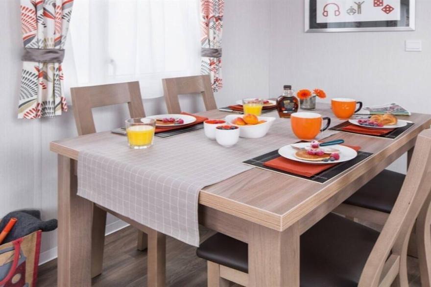 Delux Caravan sleeps 6 on an extremely popular site
