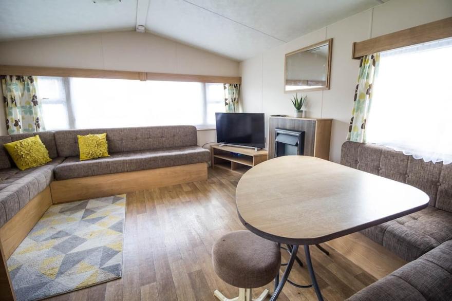 Brilliant 6 berth caravan Steeple Bay Holiday Park, Essex ref 36079D