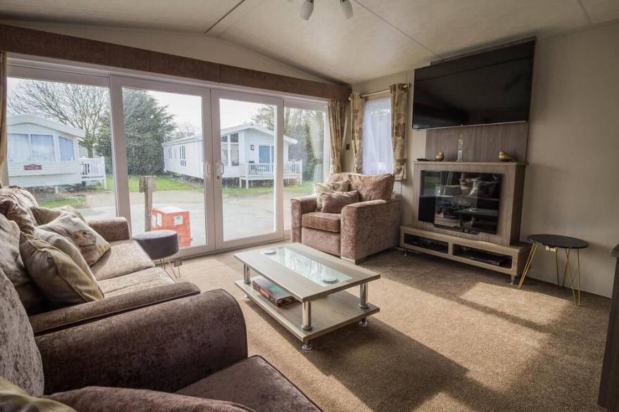 Modern 6 berth caravan at Highfield Grange in Essex ref 26609P