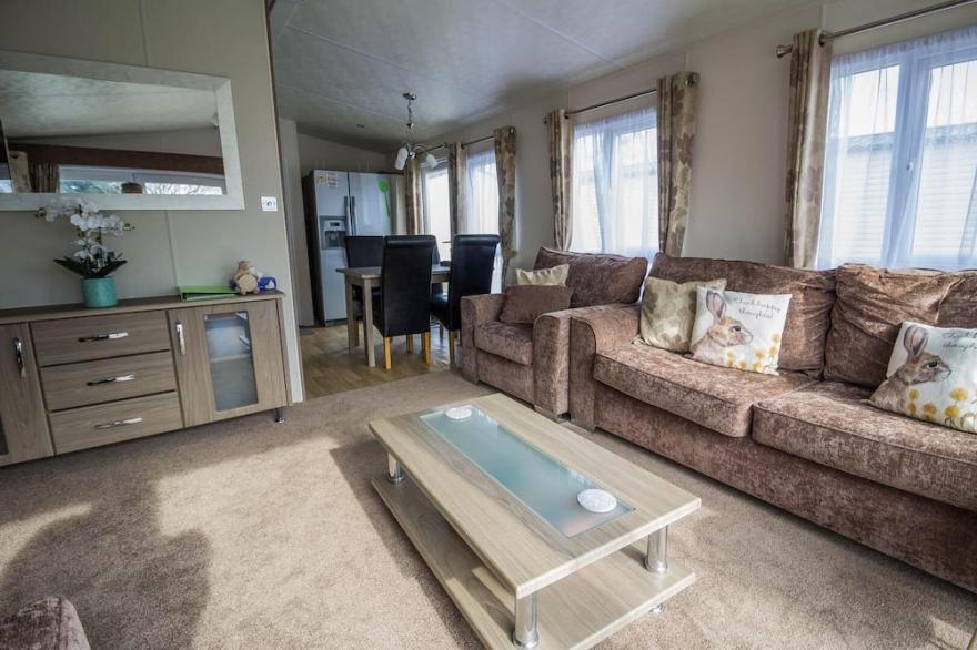 Modern 6 berth caravan at Highfield Grange in Essex ref 26609P
