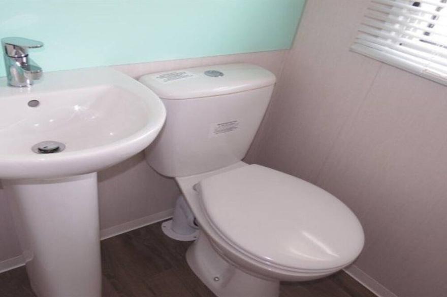Lovely Caravan sleeps 6 with outside decking situated on a fantastic site