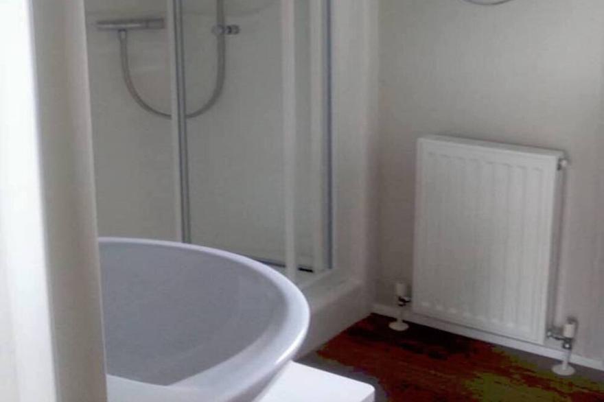 Lovely Caravan sleeps 6 with outside decking situated on a fantastic site