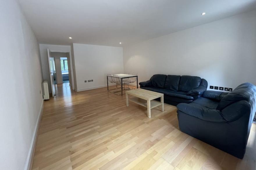 Spacious Two Double Bed Two Bathroom Apartment With Terrace