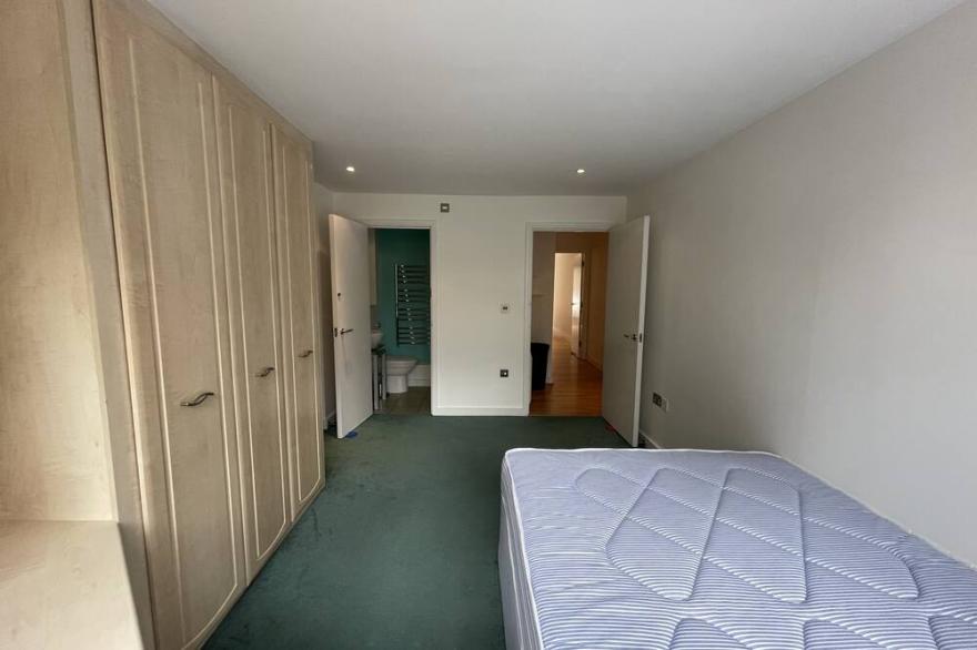 Spacious Two Double Bed Two Bathroom Apartment With Terrace