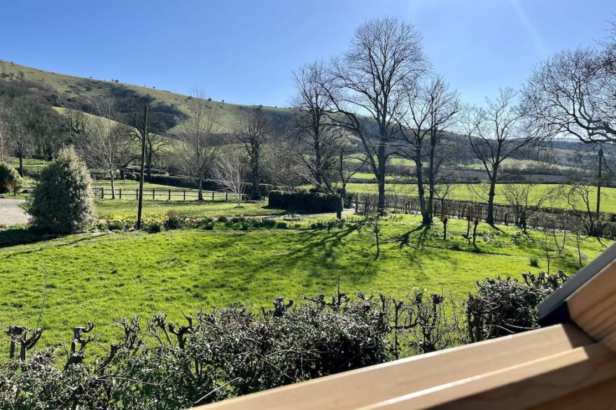 Beacon Cottage by inspirestays.com - a cottage that sleeps 2 guests in 1 bedroom