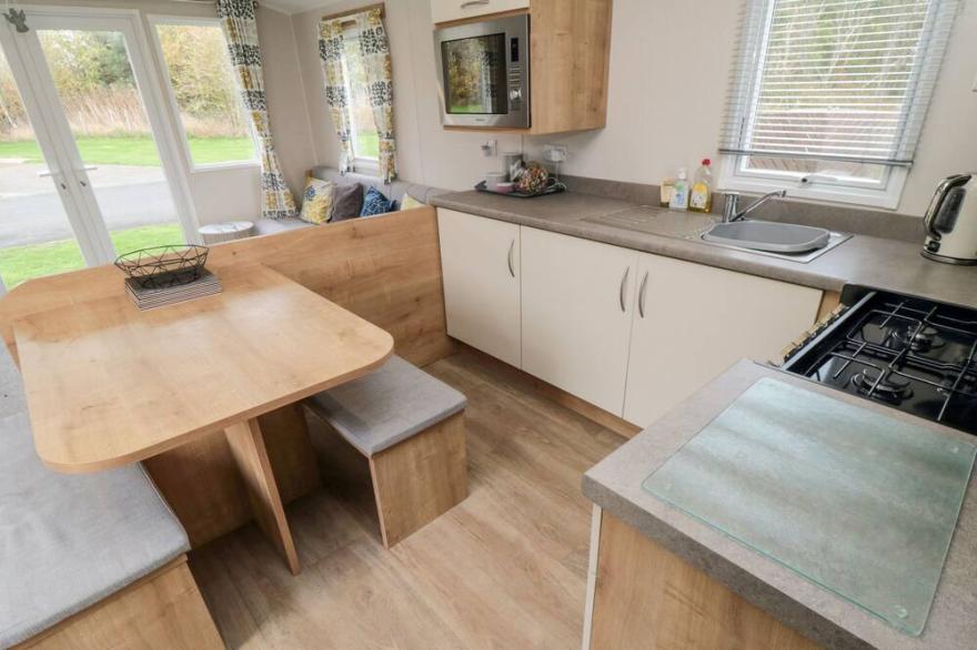PINES 30, family friendly, country holiday cottage in Cayton