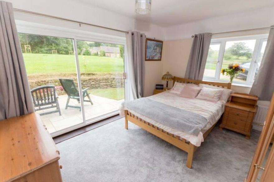 Cosy Cotswolds Bungalow Garden Room and Patio
