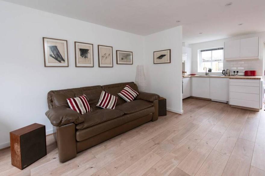 Lovely House with Office & Parking!