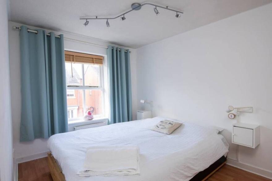 Lovely House with Office & Parking!