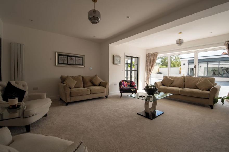 15 minutes to beach.  5 bed house with 22 sqm equipped gym.