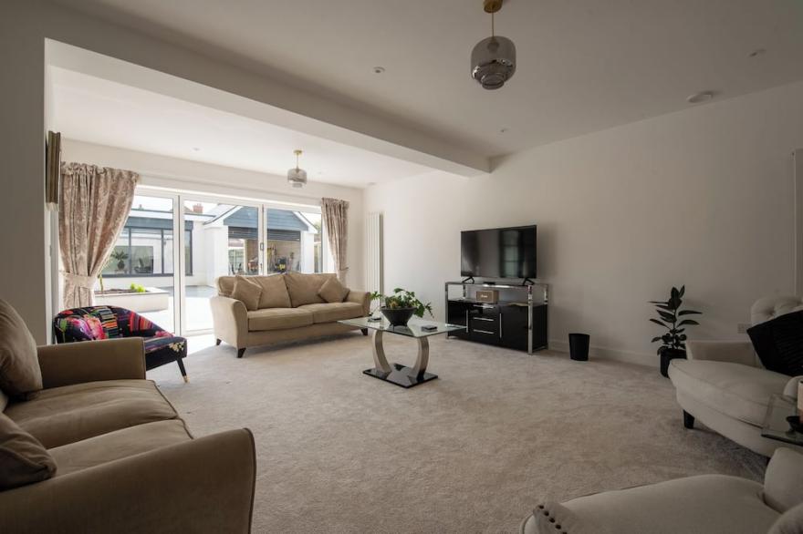 15 minutes to beach.  5 bed house with 22 sqm equipped gym.