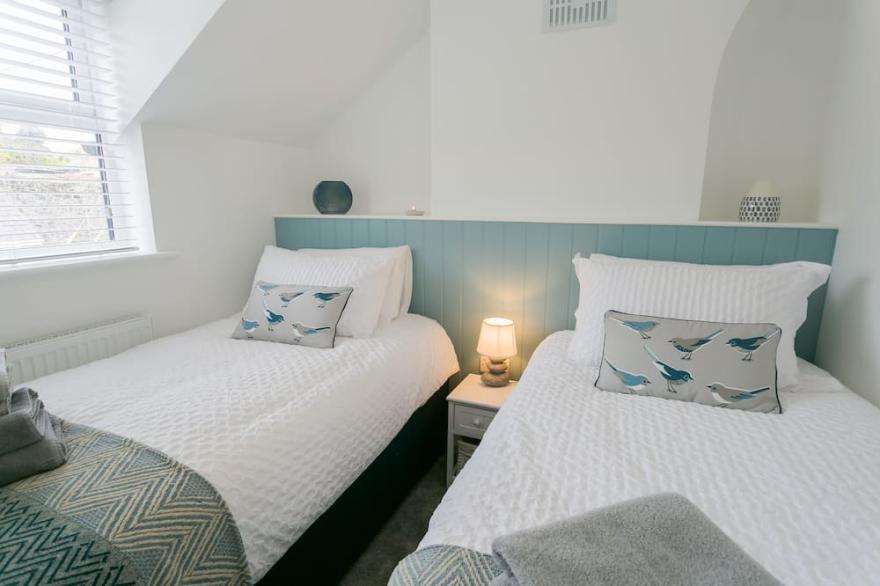 45 Bryn Lane -  a sea view that sleeps 8 guests  in 4 bedrooms