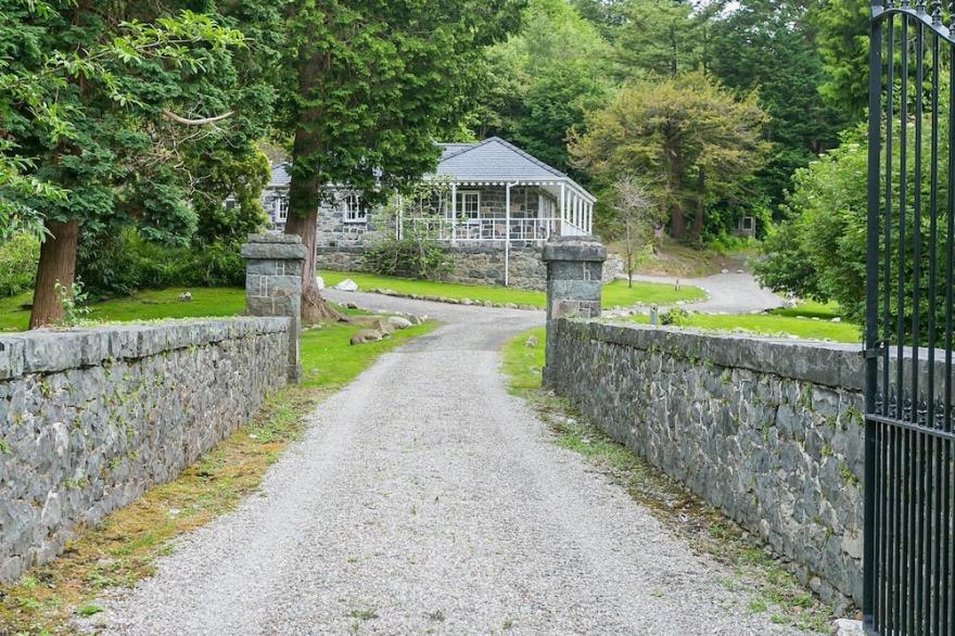 Cae Mab Dafydd -  a cosy fire that sleeps 3 guests  in 2 bedrooms