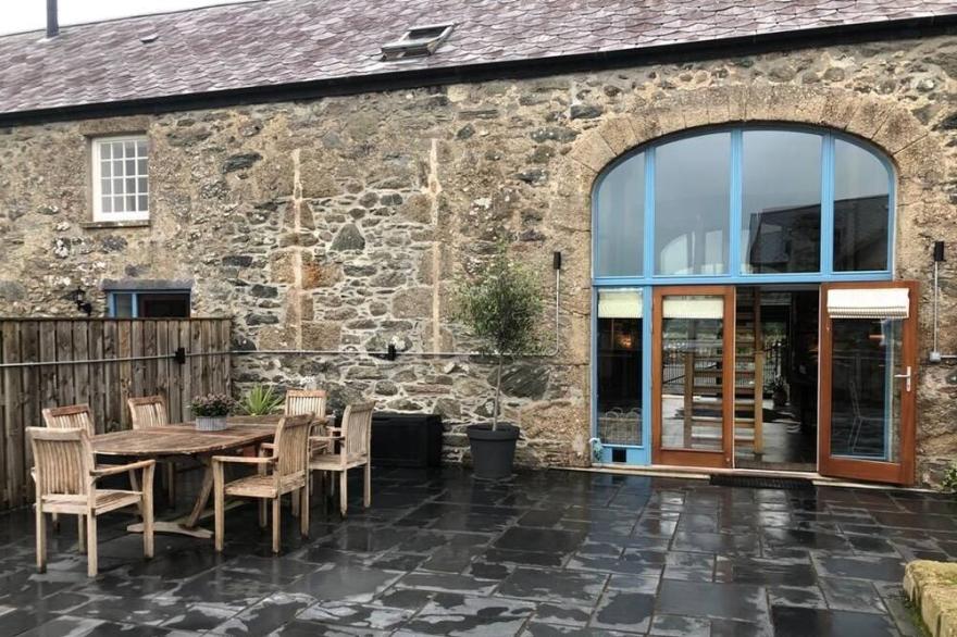 Ty Meryl -  a dog that sleeps 7 guests  in 3 bedrooms
