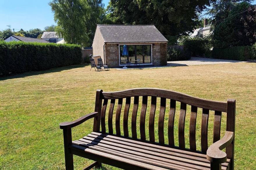Rural Idyllic Bolthole for 2 on the Bank of the River Cerne With Large Garden..
