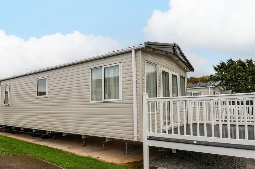 29 HERON, pet friendly, character holiday cottage in Cayton