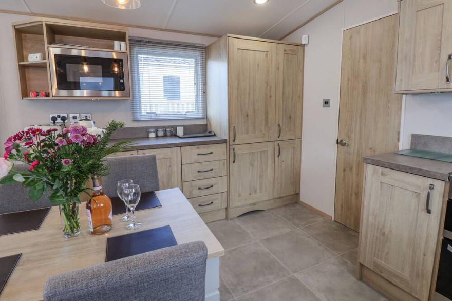 29 HERON, pet friendly, character holiday cottage in Cayton