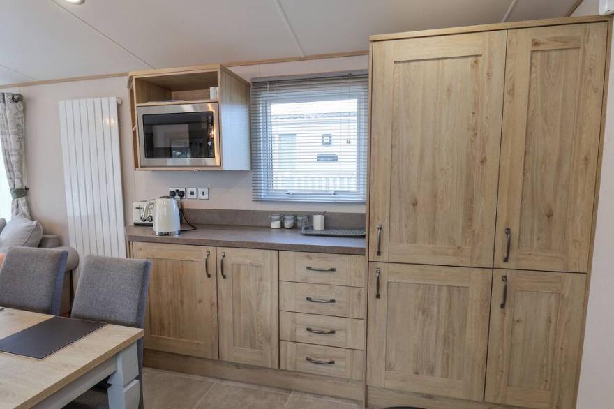 29 HERON, pet friendly, character holiday cottage in Cayton
