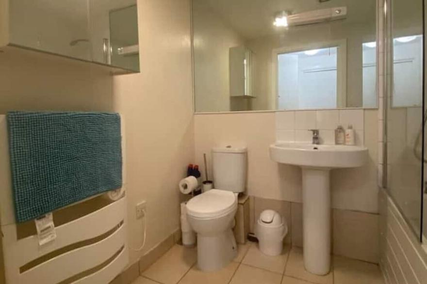 2-bed Flat, Free Parking, Near Tube and Excel