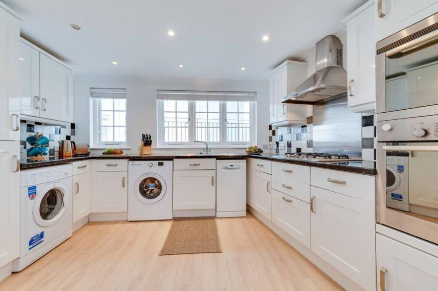 The White House - Two Bedroom House, Sleeps 4