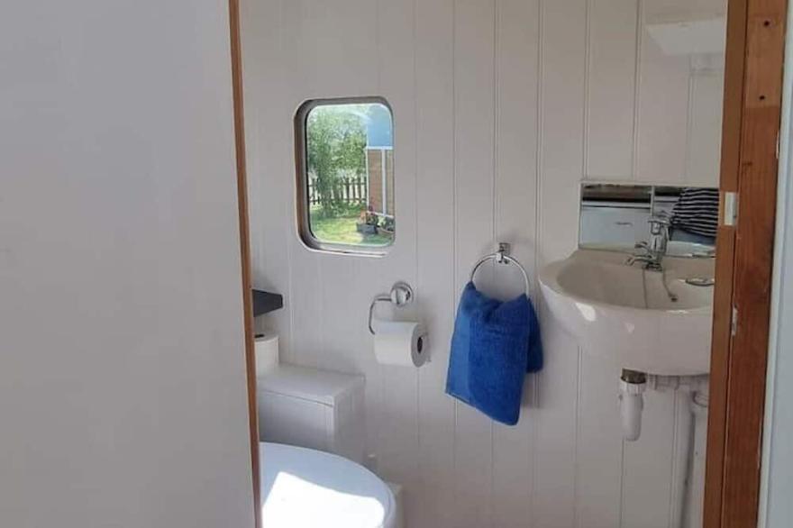 Big Blue, Horse Lorry Conversion Private hot tub