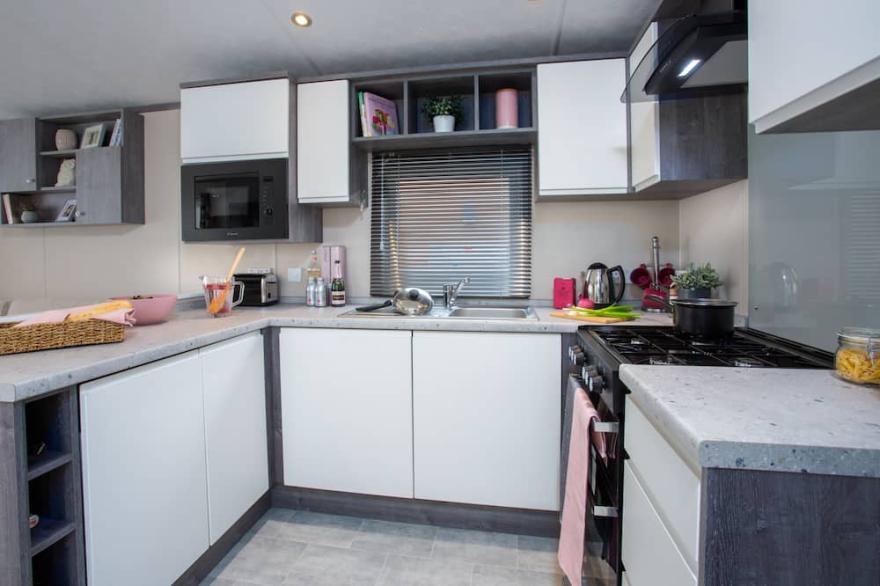 3 Bed Caravan, South Devon Coast nr Plymouth, 200m to Beach + Indoor Heated Pool