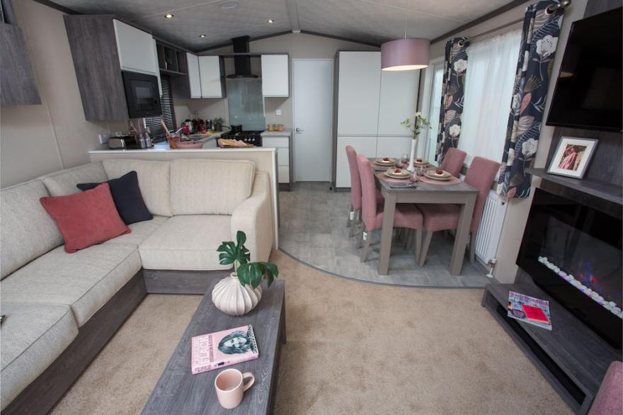 3 Bed Caravan, South Devon Coast nr Plymouth, 200m to Beach + Indoor Heated Pool