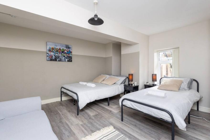 Wakefield Spacious 4 bed Apartment/sleeps 11/parking/close To Leeds